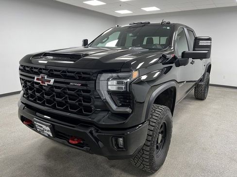 Used 2024 Chevrolet Silverado 2500 ZR2 w/ Technology Package image 4