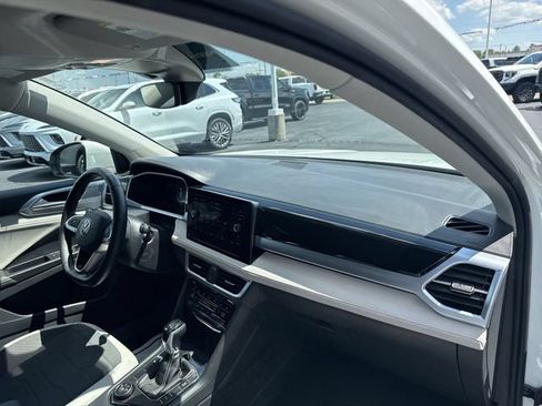 Used 2025 Volkswagen Taos SE AWD/4WD image 18
