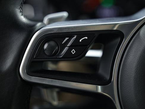 Certified 2021 Porsche Macan image 36