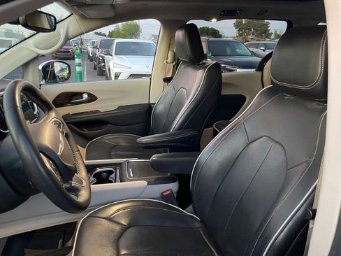 Used 2023 Chrysler Pacifica Limited image 37