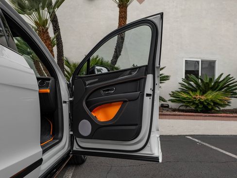 Used 2025 Bentley Bentayga image 28