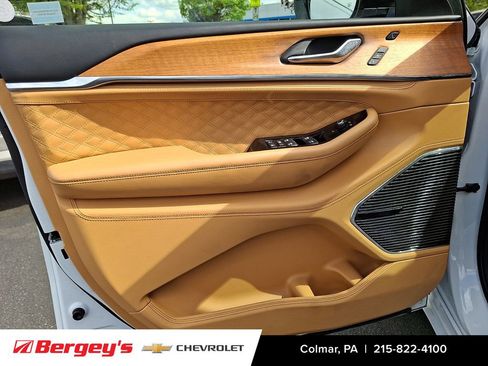 Used 2023 Jeep Grand Cherokee L Summit AWD/4WD image 17