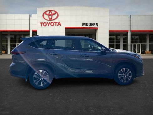 Certified 2025 Toyota Highlander XLE image 4