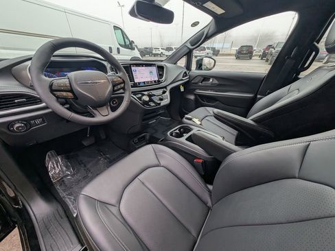 New 2026 Chrysler Pacifica Select w/ S Appearance Package image 2