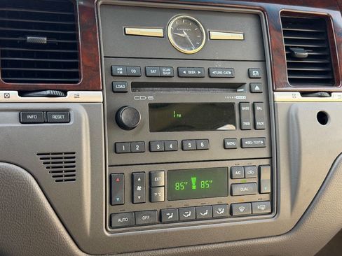 Used 2007 Lincoln Town Car Signature Limited image 9