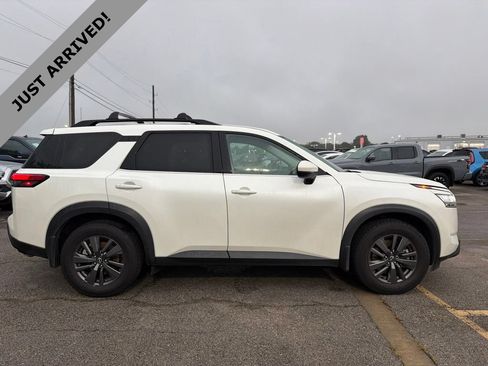 Used 2022 Nissan Pathfinder SV FWD image 4