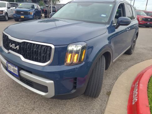 Used 2024 Kia Telluride EX w/ EX Captain's Chair Package AWD/4WD image 2