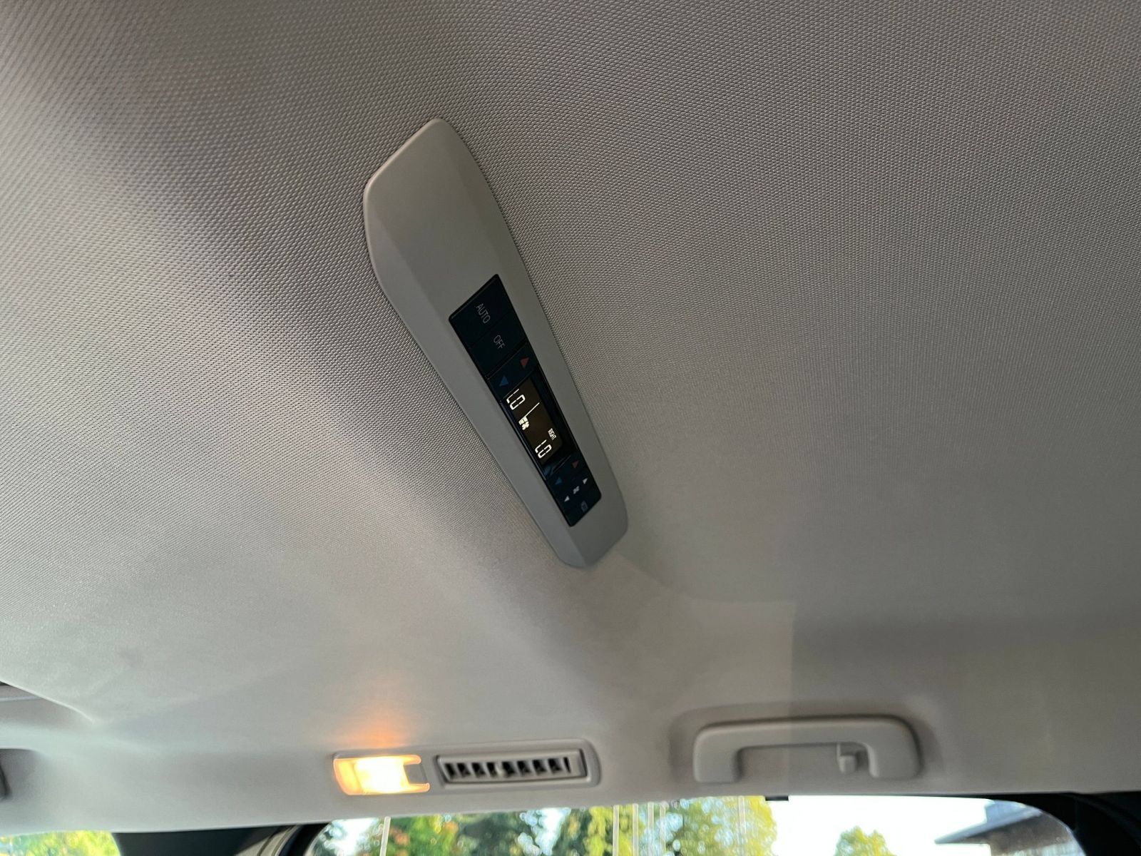 Used 2025 Toyota Sienna XLE FWD image 24