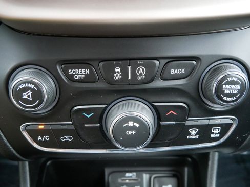 Used 2016 Jeep Cherokee Latitude w/ Cold Weather Group image 23