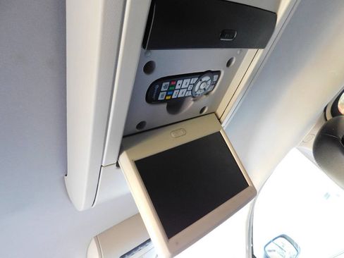 Used 2014 Chrysler Town & Country Touring image 18