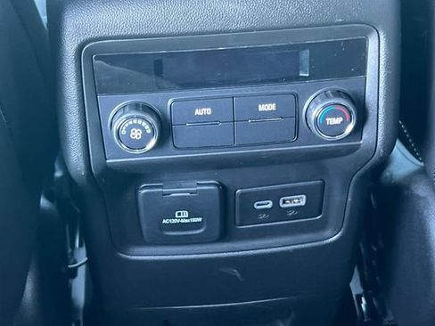 Used 2023 GMC Acadia SLT image 15