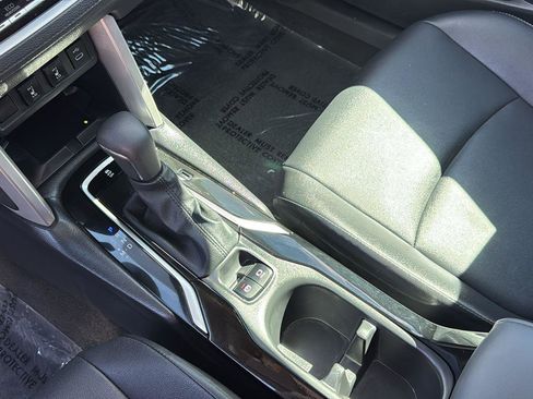 Used 2025 Toyota Corolla Cross XLE image 22