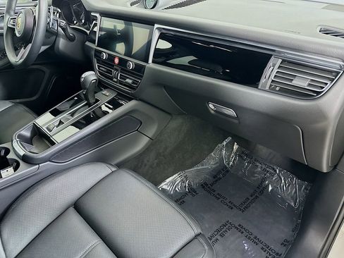 Certified 2025 Porsche Macan image 31
