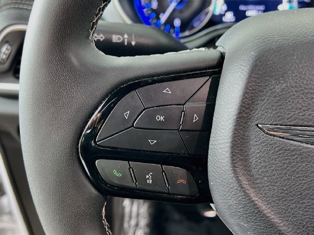 Used 2025 Chrysler Pacifica Limited FWD image 13