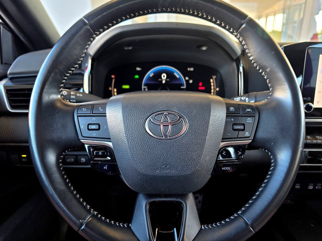 Used 2025 Toyota Camry SE FWD image 18