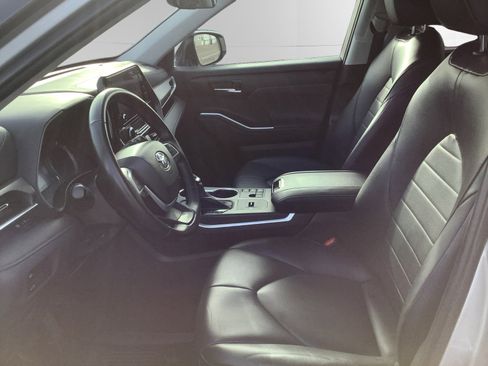 Certified 2023 Toyota Highlander XLE image 9