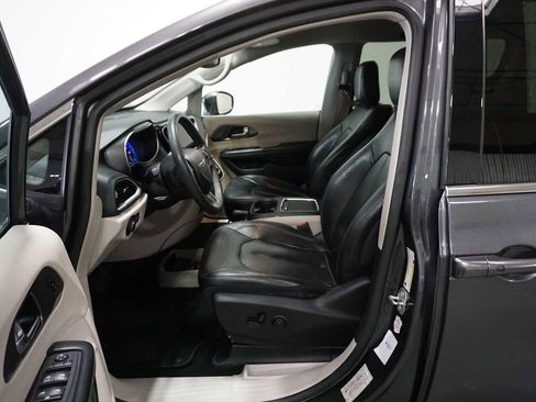 Used 2022 Chrysler Pacifica Touring-L image 2