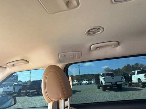 Used 2022 Kia Carnival LX image 17