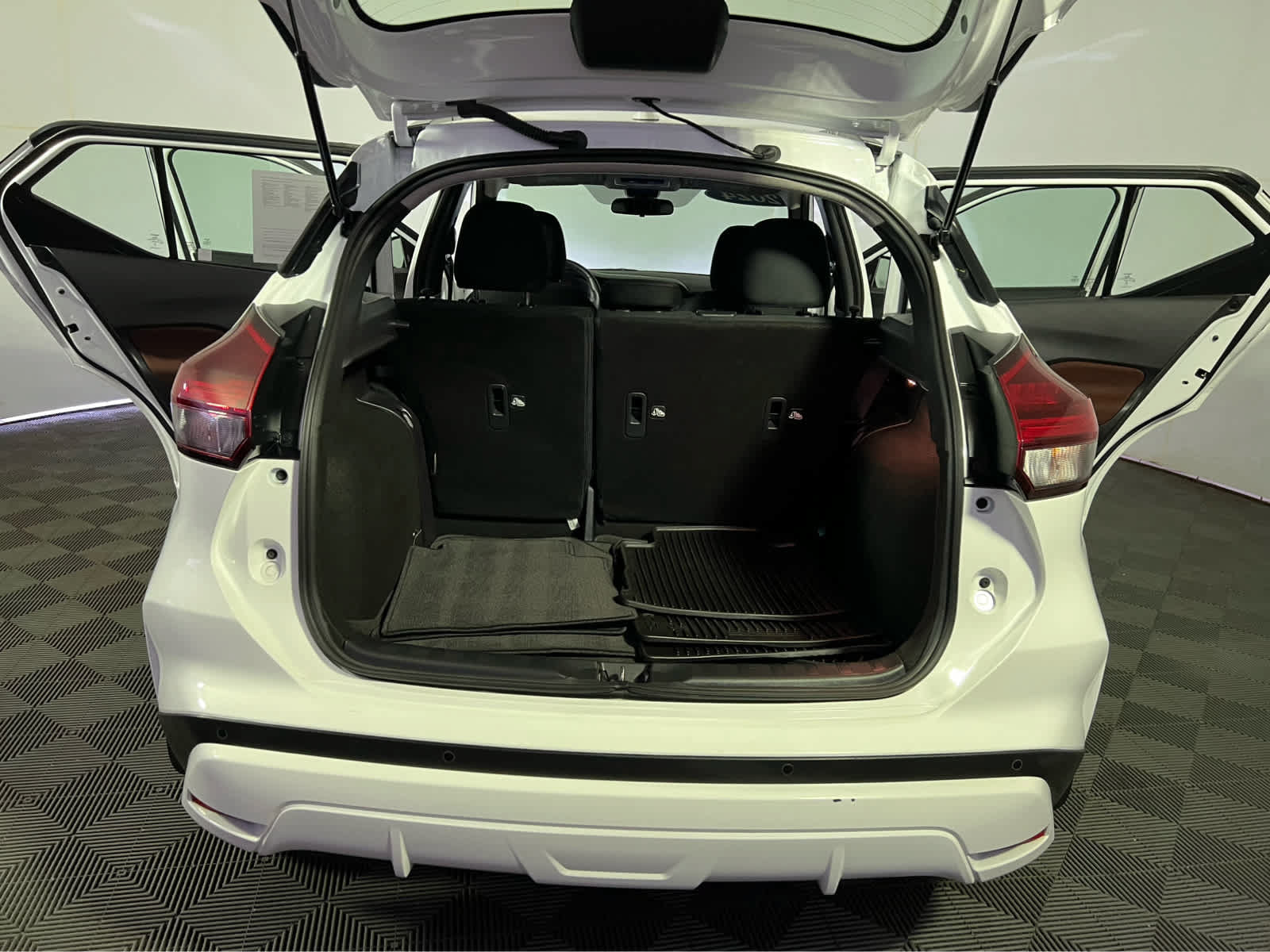 Certified 2024 Nissan Kicks SR FWD image 24