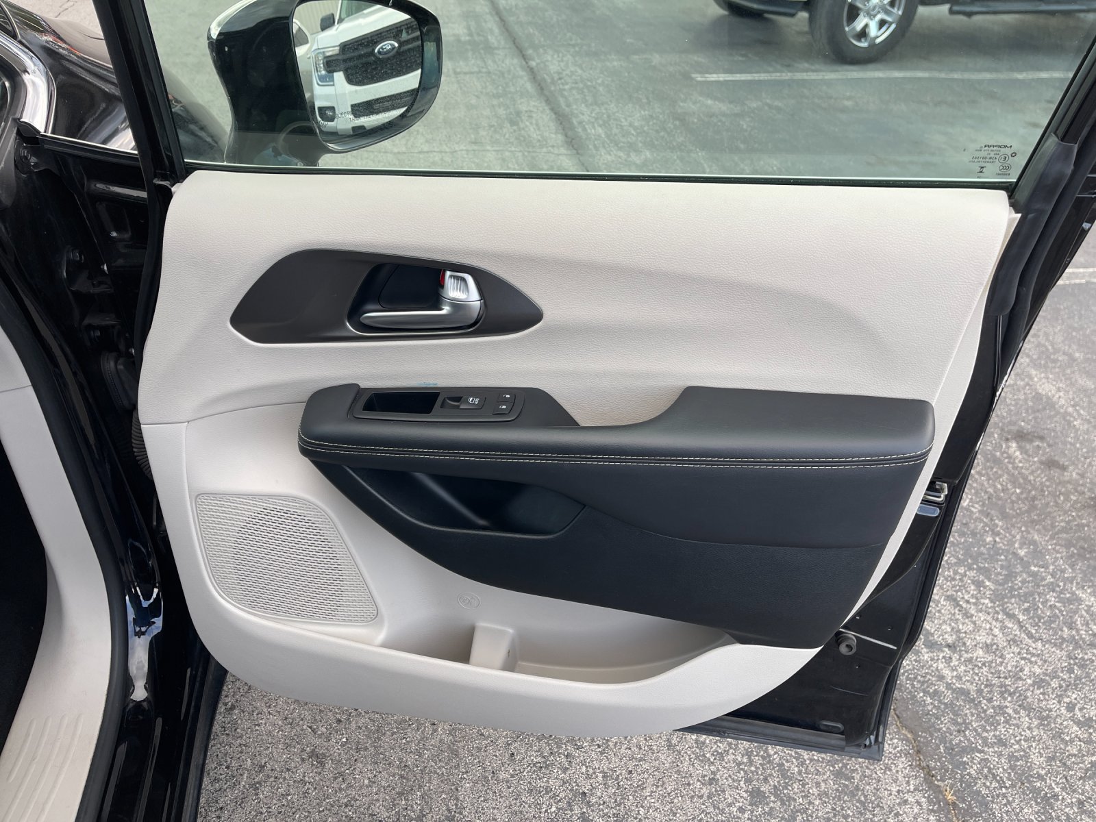 Used 2024 Chrysler Pacifica Touring-L FWD image 21