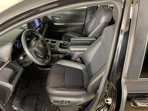 Used 2022 Toyota Sienna XSE FWD image 32