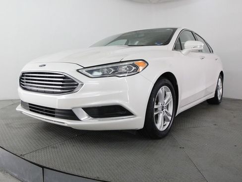 Used 2018 Ford Fusion SE w/ Equipment Group 602A FWD image 3
