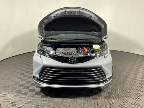 New 2026 Toyota Sienna XLE Woodland Edition image 9