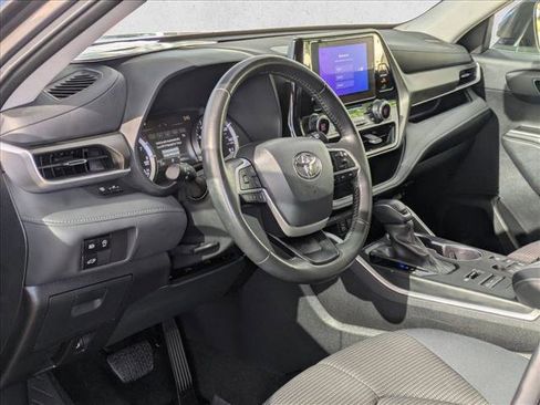 Used 2024 Toyota Highlander LE image 11