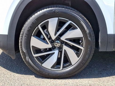 Certified 2025 Volkswagen Atlas SE image 8