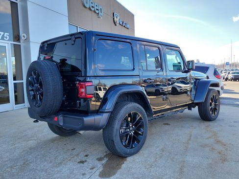 Used 2025 Jeep Wrangler Unlimited Sahara w/ Safety Group image 4