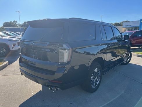 Used 2025 Chevrolet Suburban Z71 w/ Comfort Package image 7