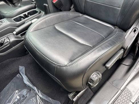 Used 2022 Jeep Wrangler Unlimited Sahara AWD/4WD image 20