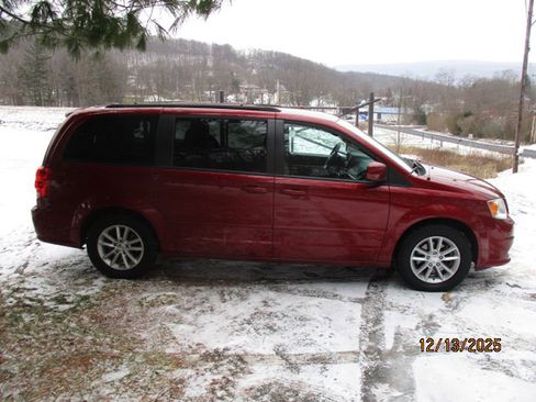Used 2016 Dodge Grand Caravan SXT w/ UConnect Hands-Free Group image 4