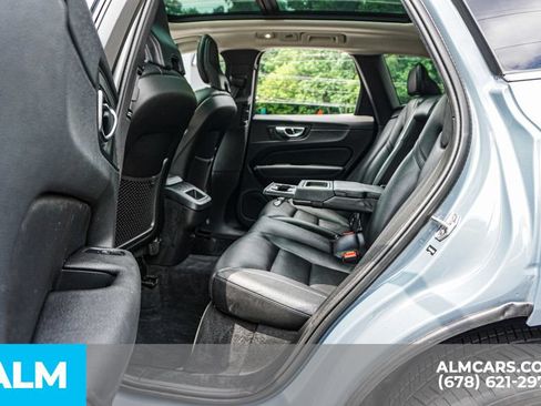 Used 2022 Volvo XC60 B5 Momentum w/ Advanced Package FWD image 23