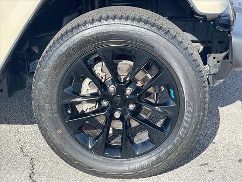 Used 2022 Jeep Wrangler Unlimited Sahara w/ Cold Weather Group image 10