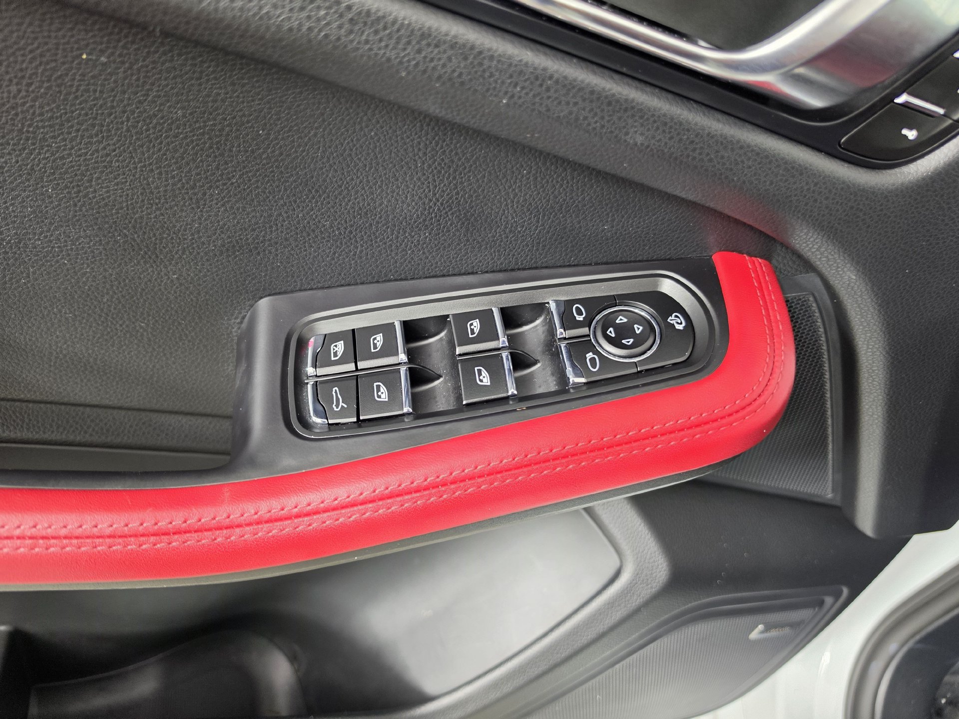 Used 2025 Porsche Macan AWD/4WD image 7
