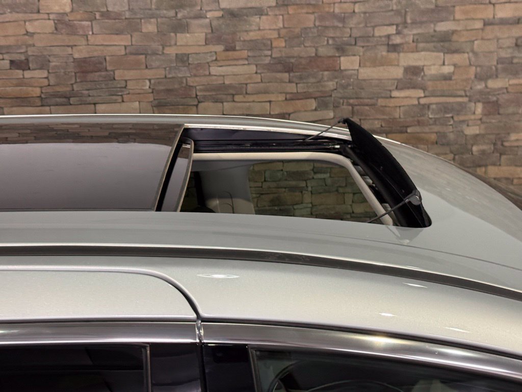 Used 2024 Chrysler Pacifica Limited AWD/4WD image 2