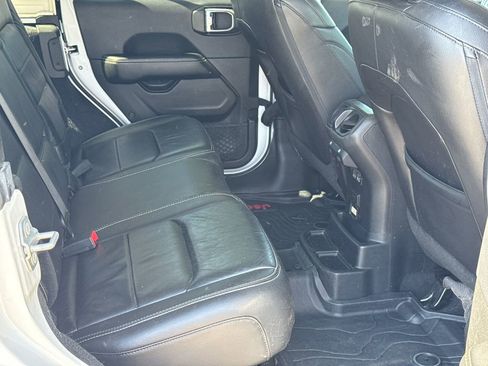Used 2018 Jeep Wrangler Unlimited Sahara image 15