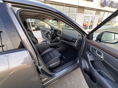 Used 2021 Nissan Rogue SV w/ Premium Package image 16