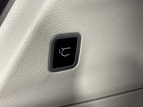 Used 2024 Chrysler Pacifica Touring-L FWD image 39