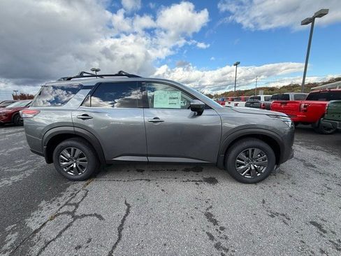 New 2025 Nissan Pathfinder SV image 4
