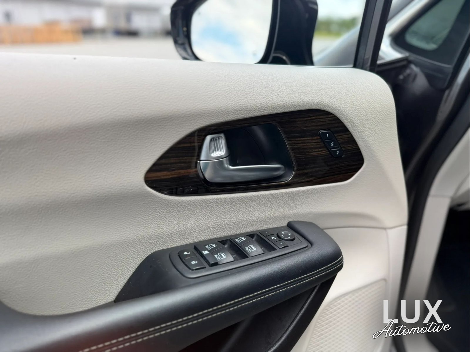 Used 2023 Chrysler Pacifica Limited FWD image 43