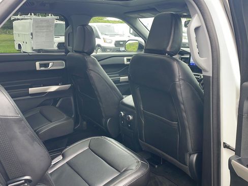 Used 2022 Ford Explorer Limited w/ Equipment Group 301A AWD/4WD image 29