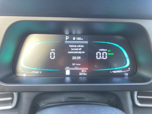 Used 2025 Hyundai Elantra Blue image 10