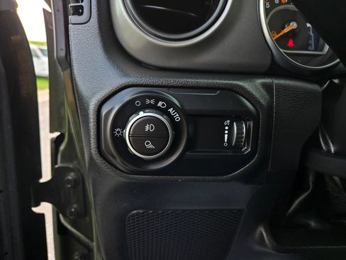 Used 2023 Jeep Gladiator Sport AWD/4WD image 16