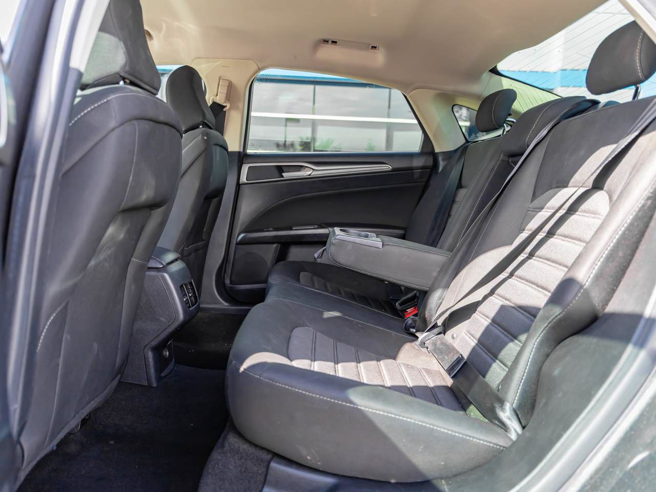 Used 2020 Ford Fusion SE FWD image 18