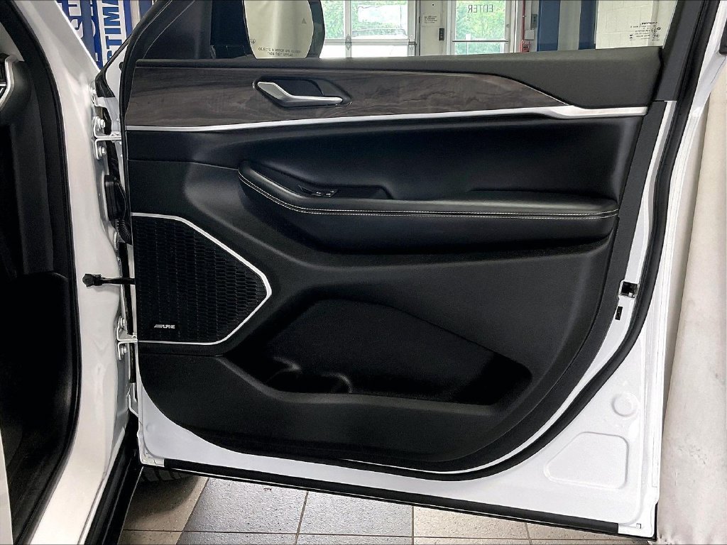Used 2023 Jeep Grand Cherokee 4WD 4xe image 12