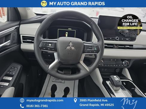 Used 2025 Mitsubishi Outlander SEL image 13