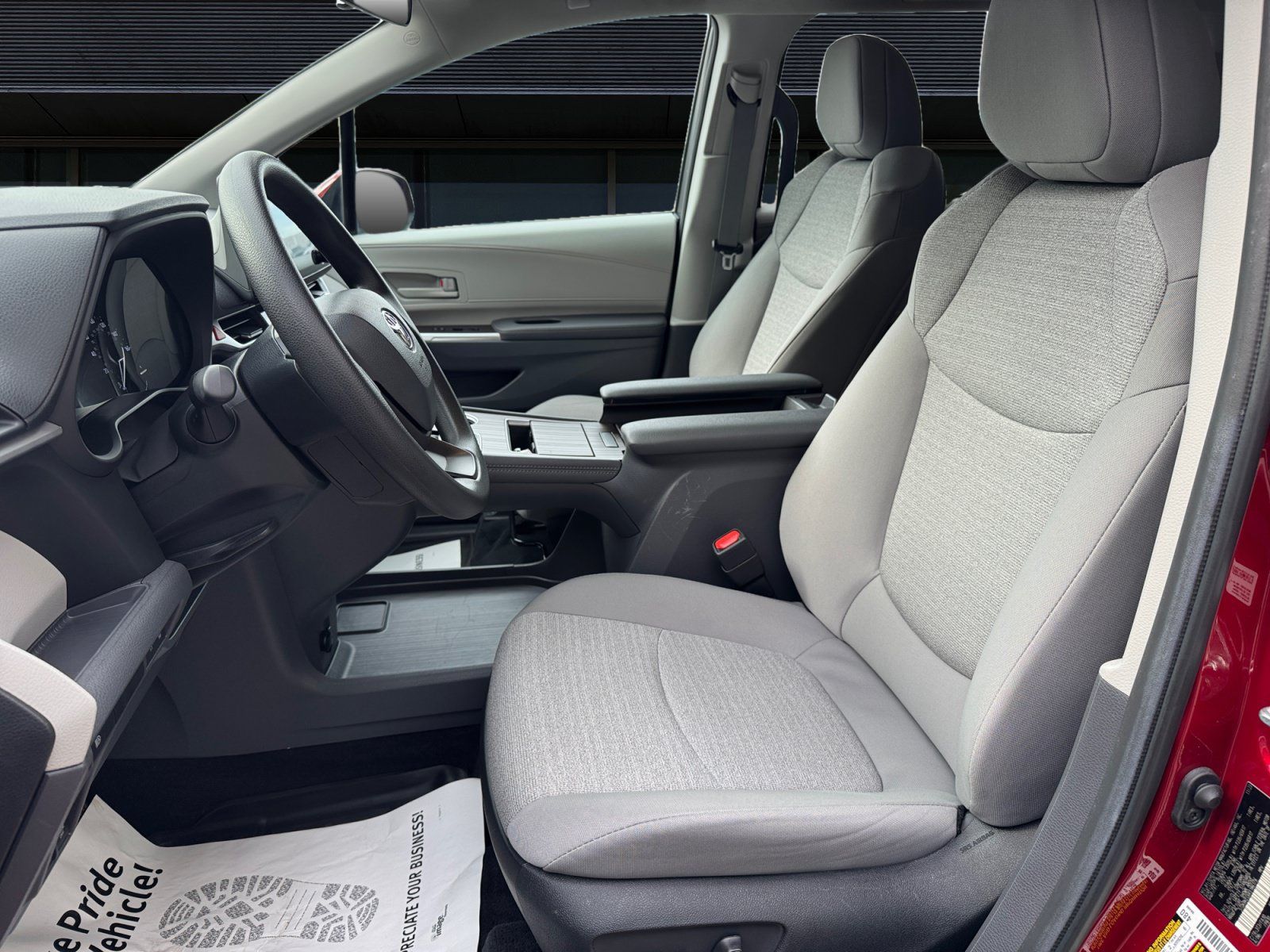 Used 2024 Toyota Sienna LE FWD image 2