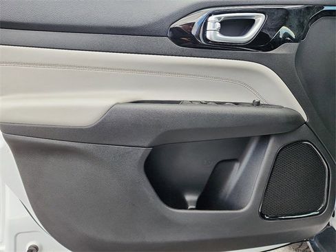 Used 2023 Jeep Compass Limited image 11